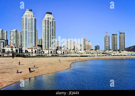 DALIAN-NOV 23. Moderne Apartments am Meer. Dalian ist eine der lebenswertesten chinesischen Städte mit einer sehr guten Luftqualität. Stockfoto