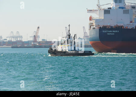 Milliennium Maritime Traktorschlepper John quigg Manöver Die euronav Giant Super Tanker Kapitän Michael zu Ihrem Liegeplatz im Hafen von Long Beach, USA. Stockfoto