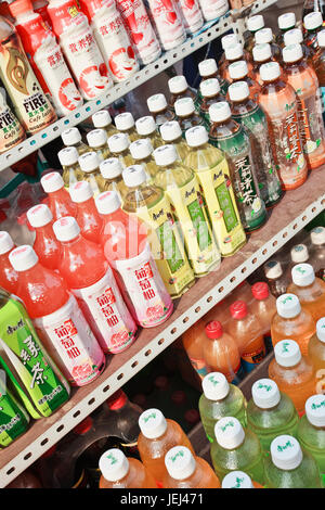 DALIAN-CHINA-OCT. 12. Es wurden alkoholfreie Getränke angeboten. Branchenbericht zeigt, dass der Gesamtumsatz der alkoholfreien Getränke-Industrie in China 2011 auf 67 Mrd. USD gestiegen ist. Stockfoto