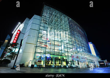 DALIAN-CHINA-OCT. 13, 2012. Starbucks Outlet am 13. Oktober 2012 in Dalian. China wird bald zu seinem größten Markt außerhalb der USA. Stockfoto
