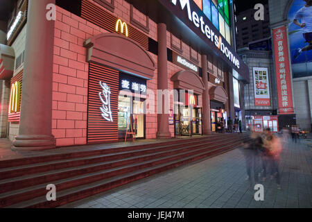 DALIAN-CHINA-OCT. 13. McDonald Outlet bei Nacht. McDonald brauchte 19 Jahre, um 1,000 Restaurants in China zu erreichen. Stockfoto