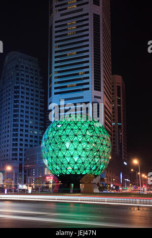 DALIAN-CHINA-OKT. 13. Freundschaft-Platz in der Nacht. Der beleuchtete Globus ist ein Wahrzeichen in einem der bekanntesten der viele Plätze in Dalian, eine große ro Stockfoto