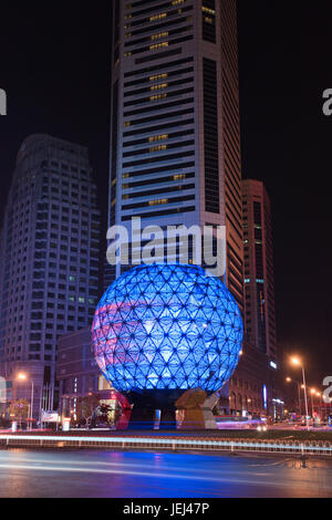 DALIAN-CHINA-OKT. 13. Freundschaft-Platz in der Nacht. Der beleuchtete Globus ist ein Wahrzeichen in einem der bekanntesten der viele Plätze in Dalian, eine große ro Stockfoto
