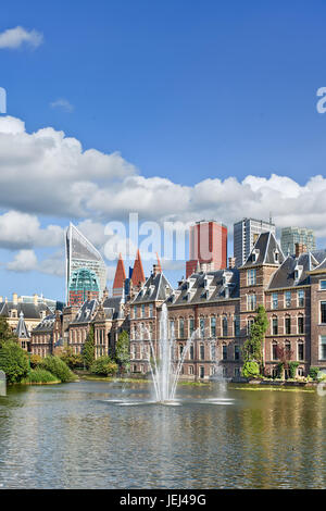 DEN HAAG-AUG. 23, 2014. Binnenhof, Sitz der niederländischen Regierung. Ein Komplex von Gebäuden neben Hofvijver See beherbergt Ministerium für allgemeine Angelegenheiten eine Stockfoto