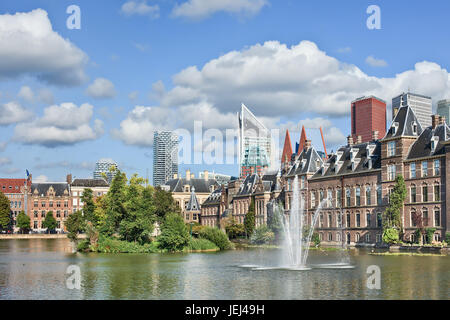 Hofvijver See mit Blick auf den Binnenhof, Sitz der niederländischen Regierung. Stockfoto