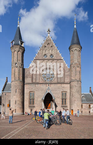 DEN HAAG-AUG. 23, 2014. Radfahrer vor Ridderzaal, dem Hauptgebäude des mittelalterlichen Binnenhofs, der für die Staatseröffnung des Parlaments am Prinsjesdag genutzt wurde. Stockfoto