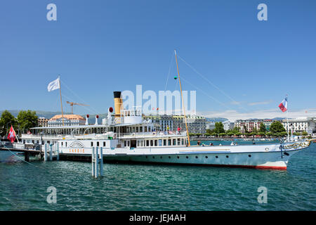 GENF - JULI 25. Die Savoie hat am Genfersee am 25. Juli 2011 festgemacht. Die Savoie ist ein altes Paddeldampfschiff, das 1914 gebaut wurde. Stockfoto