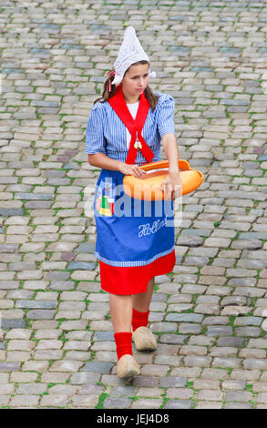 HOLLAND-GOUDA-AUG. 21, 2014. Folklorisch gekleidete Mädchen auf einem Käsemarkt. Gouda-Käse wird seit mehr als drei Jahrhunderten auf dem Goudse kaasmarkt gehandelt. Stockfoto