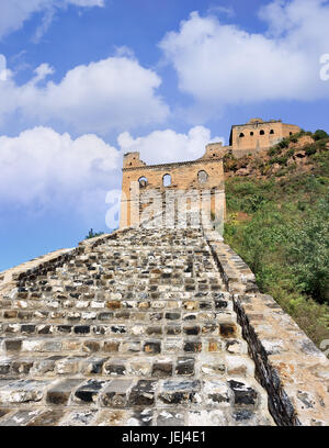 Steilen gepflasterten Pfad bis zu einem alten Wachturm am Jinshanling Mauer nahe Peking, China Stockfoto