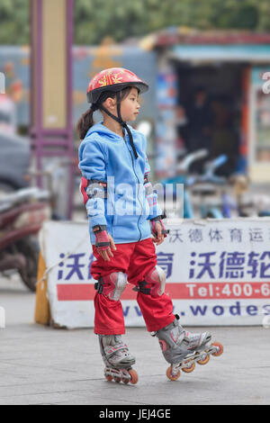 GUANGZHOU-FEB. 26, 2012. Mädchen üben Inline-Skating. Ping-Pong, Basketball und Badminton sind Chinas Top-Sportarten, aber Inline-Skating ist Klettern! Stockfoto