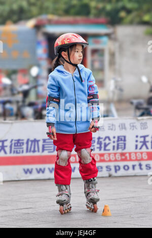 GUANGZHOU-FEB. 26, 2012. Mädchen üben Inline-Skating. Ping-Pong, Basketball und Badminton sind Chinas Top-Sportarten, aber Inline-Skating ist Klettern! Stockfoto