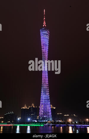 GUANGZHOU-FEB. 21, 2012. Fernsehturm bei Nacht in Guangzhou. Es wurde am 29. September 2010 in Betrieb genommen und ist mit 600 Metern Chinas höchstes Bauwerk. Stockfoto