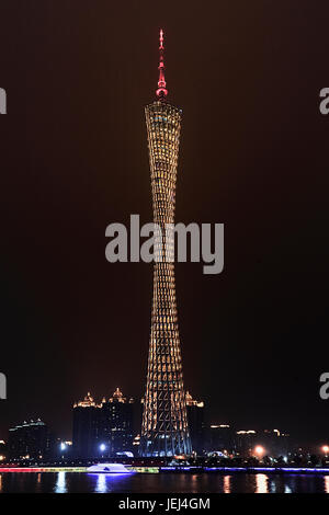 GUANGZHOU-FEB. 21, 2012. Fernsehturm bei Nacht in Guangzhou. Es wurde am 29. September 2010 in Betrieb genommen und ist mit 600 Metern Chinas höchstes Bauwerk. Stockfoto