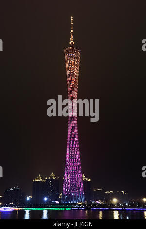 GUANGZHOU-FEB. 21, 2012. Fernsehturm bei Nacht in Guangzhou. Es wurde am 29. September 2010 in Betrieb genommen und ist mit 600 Metern Chinas höchstes Bauwerk. Stockfoto