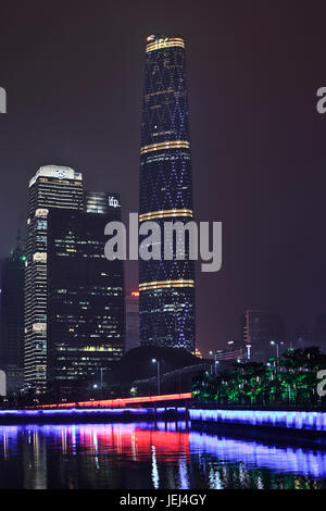 GUANGZHOU-FEB. 21, 2012. Guangzhou International Finance Center, ein 103-stöckiger, 440.2 m hoher Wolkenkratzer an der Zhujiang Avenue West im Tianhe Bezirk. Stockfoto