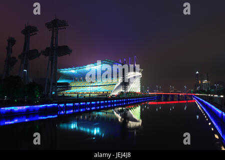 GUANGZHOU-FEB. 25, 2012. Stadion der Asian Games auf der Insel Haixinsha in Guangzhou. Die 16. Zeremonie der Asienspiele fand am 12. November 2010 statt. Stockfoto