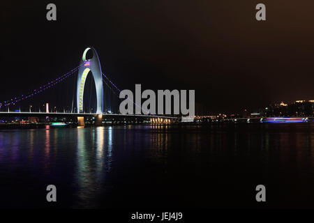 GUANGZHOU-FEB. 25, 2012. Liede-Brücke Guangzhou bei Nacht die 4,3 Kilometer lange Brücke über den Guangzhou Pearl River. Stockfoto