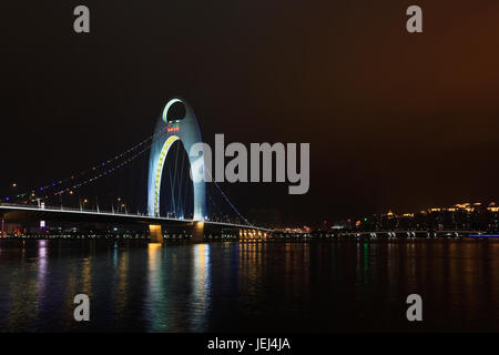 GUANGZHOU-FEB. 25, 2012. Liede-Brücke Guangzhou bei Nacht die 4,3 Kilometer lange Brücke über den Guangzhou Pearl River. Stockfoto