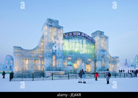 HARBIN-FEBRUARI 13, 2015. Das Internationale Eis- und Schneeskulpturen-Festival. Seit 1985 ist die Harbin-Veranstaltung zu einer der größten geworden. Stockfoto