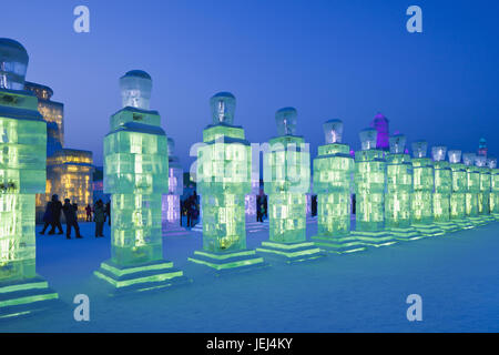 HARBIN-FEB. 13, 2015. Internationales Eis- und Schneeskulpturen-Festival. Während der Veranstaltung kommen 800,000 Besucher in die Stadt, davon 90% aus China. Stockfoto