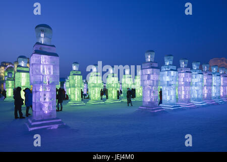 HARBIN-FEBRUARI 13, 2015. Das 31. Internationale Eis- und Schneeskulpturen-Festival in Harbin. Am besten sieht man es nachts, wenn die Eisskulpturen beleuchtet werden. Stockfoto