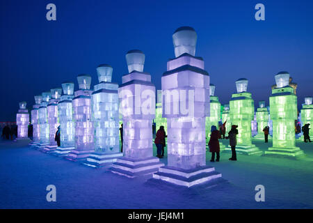 HARBIN-FEBRUARI 13, 2015. Das 31. Internationale Eis- und Schneeskulpturen-Festival in Harbin. Am besten sieht man es nachts, wenn die Eisskulpturen beleuchtet werden. Stockfoto