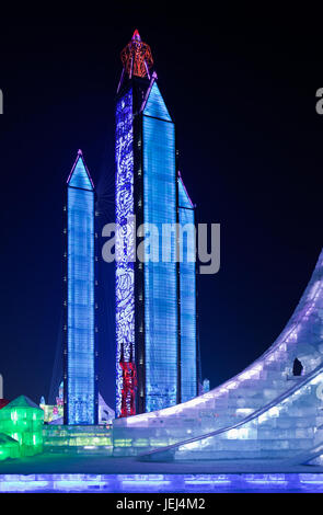 HARBIN-FEB. 13, 2015. Internationale Eis- und Schneeskulpturen-Festival. Berühmt für seine erstaunlich Skulpturen und massive Repliken von global Icons, die auch Stockfoto