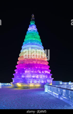 HARBIN-FEBRUARI 13, 2015. Das Internationale Eis- und Schneeskulpturen-Festival. Seit 1985 ist die Harbin-Veranstaltung zu einer der größten geworden. Stockfoto