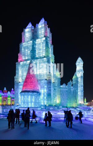 HARBIN-FEB. 13, 2015. Internationale Eis- und Schneeskulpturen-Festival. Während der Veranstaltung strömen 800.000 Besucher in der Stadt, mit 90 % aus China, dies Stockfoto