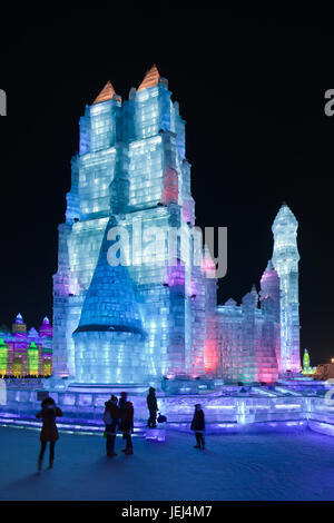 HARBIN-FEB. 13, 2015. Internationale Eis- und Schneeskulpturen-Festival. Während der Veranstaltung strömen 800.000 Besucher in der Stadt, mit 90 % aus China, dies Stockfoto