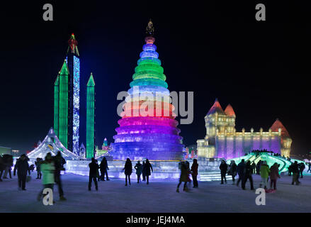 HARBIN-FEB. 13, 2015. Internationale Eis- und Schneeskulpturen-Festival. Während der Veranstaltung strömen 800.000 Besucher in der Stadt, mit 90 % aus China, dies Stockfoto