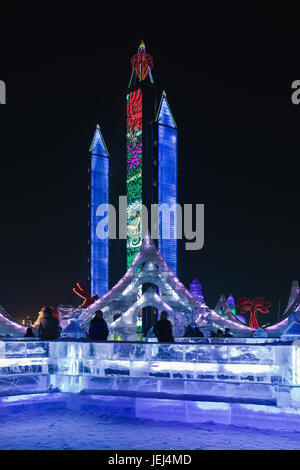 HARBIN-FEB. 13, 2015. Internationale Eis- und Schneeskulpturen-Festival. Berühmt für seine erstaunlich Skulpturen und massive Repliken von global Icons, die auch Stockfoto