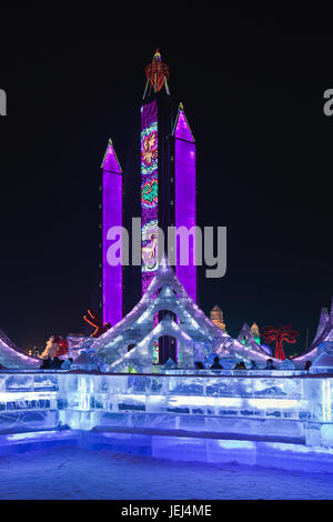 HARBIN-FEB. 13, 2015. Internationale Eis- und Schneeskulpturen-Festival. Berühmt für seine erstaunlich Skulpturen und massive Repliken von global Icons, die auch Stockfoto