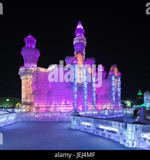 HARBIN-FEB. 13, 2015. Internationales Eis- und Schneeskulpturen-Festival. Berühmt für seine verblüffenden Skulpturen und massiven Nachbildungen globaler Ikonen. Stockfoto