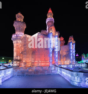 HARBIN-FEB. 13, 2015. Internationales Eis- und Schneeskulpturen-Festival, berühmt für seine unglaublichen Skulpturen und massiven Repliken globaler Ikonen. Stockfoto