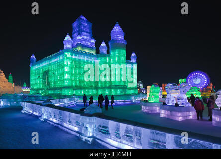 HARBIN-FEB. 13, 2015. Internationales Eis- und Schneeskulpturen-Festival. Berühmt für seine verblüffenden Skulpturen und massiven Nachbildungen globaler Ikonen. Stockfoto