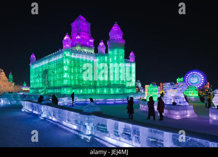 HARBIN-FEB. 13, 2015. Internationales Eis- und Schneeskulpturen-Festival. Berühmt für seine verblüffenden Skulpturen und massiven Nachbildungen globaler Ikonen. Stockfoto