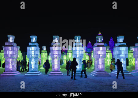 HARBIN-FEBRUARI 13, 2015. Das Internationale Eis- und Schneeskulpturen-Festival. Seit 1985 ist die Harbin-Veranstaltung zu einer der größten geworden. Stockfoto