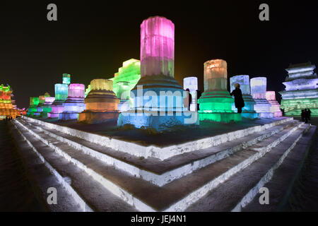 HARBIN-CHINA, JAN. 17, 2010. Eisskulpturen inspiriert von griechischen Ruinen, Harbin Ice Sculpture Festival. Es ist eines der größten Eisfestivals der Welt. Stockfoto