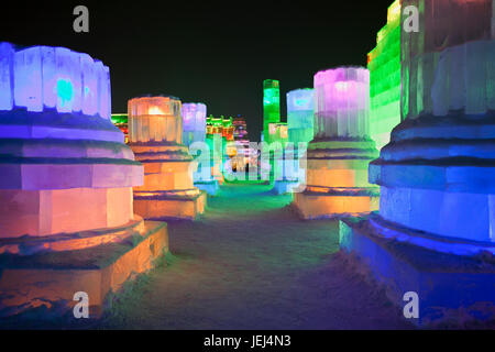 HARBIN-CHINA, JAN. 17, 2010. Eisskulpturen inspiriert von griechischen Ruinen, Harbin Ice Sculpture Festival. Es ist eines der größten Eisfestivals der Welt. Stockfoto
