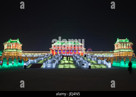 HARBIN-CHINA, JAN. 17, 2010. Palast, der mit Eisblöcken beim Harbin Ice Sculpture Festival erbaut wurde. Es ist eines der größten Eisfestivals der Welt. Stockfoto