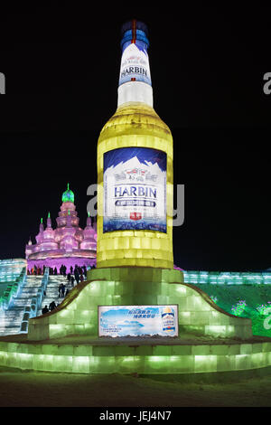 HARBIN-CHINA, JAN. 17, 2010. Bierflasche aus Eisblöcken beim Harbin Ice Sculpture Festival. Es ist eines der größten Eisfestivals der Welt. Stockfoto