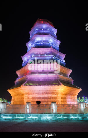 HARBIN-CHINA, JAN. 17, 2010. Pagode mit Eisblöcken gebaut, Harbin Ice Sculpture Festival. Es ist eines der größten Eisfestivals der Welt. Stockfoto