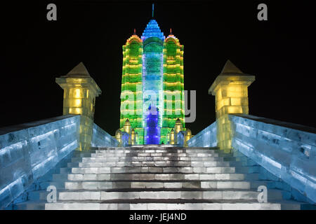 HARBIN-CHINA, JAN. 17, 2010. Treppe eines Palastes aus Eisblöcken, Harbin Ice Sculpture Festival. Es ist eines der größten Eisfestivals der Welt. Stockfoto