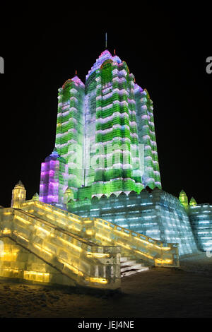 HARBIN-CHINA, JAN. 17, 2010. Treppe eines Palastes aus Eisblöcken, Harbin Ice Sculpture Festival. Es ist eines der größten Eisfestivals der Welt. Stockfoto
