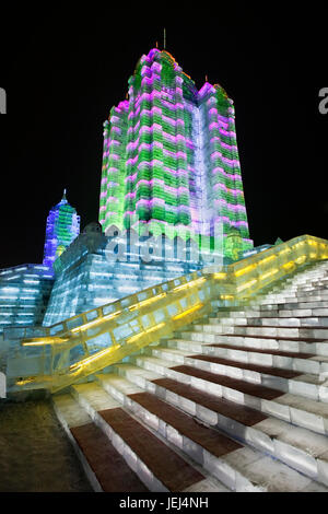 HARBIN-CHINA, JAN. 17, 2010. Treppe eines Palastes aus Eisblöcken, Harbin Ice Sculpture Festival. Es ist eines der größten Eisfestivals der Welt. Stockfoto