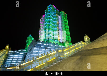 HARBIN-CHINA, JAN. 17, 2010. Treppe eines Palastes aus Eisblöcken, Harbin Ice Sculpture Festival. Es ist eines der größten Eisfestivals der Welt. Stockfoto
