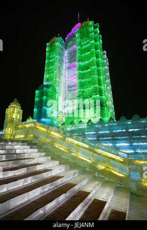 HARBIN-CHINA, JAN. 17, 2010. Treppe eines Palastes aus Eisblöcken, Harbin Ice Sculpture Festival. Es ist eines der größten Eisfestivals der Welt. Stockfoto