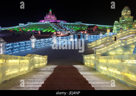HARBIN-CHINA, JAN. 17, 2010. Blick auf einen Palast aus Eisblöcken beim Harbin Ice Sculpture Festival. Es ist eines der größten Eisfestivals der Welt. Stockfoto