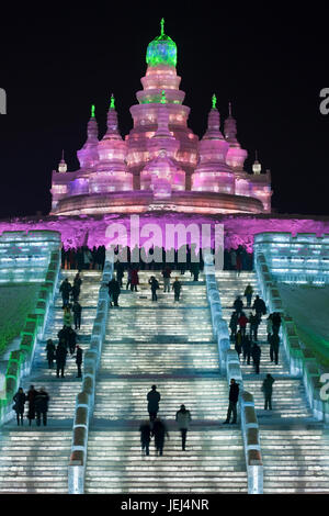 HARBIN-CHINA, JAN. 17, 2010. Treppe zum Palast aus Eisblöcken, Harbin Ice Sculpture Festival. Es ist eines der größten Eisfestivals der Welt. Stockfoto